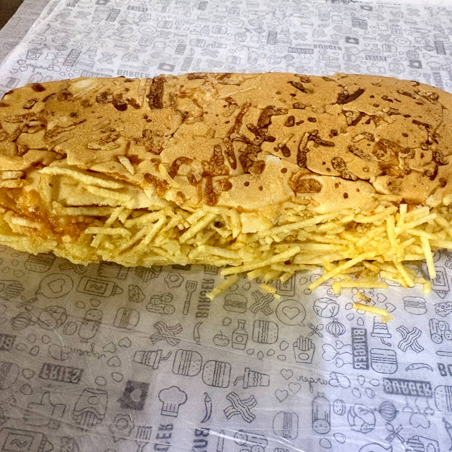 Pão de baguete com 2 salsichas katchup mostarda maionese purê queijo ralado e palha prensado