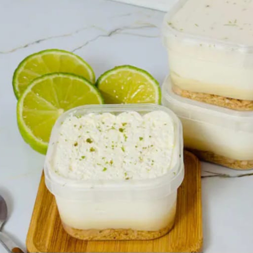 Base de biscoito crocante, creme de chocolate branco, mousse de limão da fruta e finalizado com mousse nuvem de ninho e raspinhas de limão. Pote 160grs