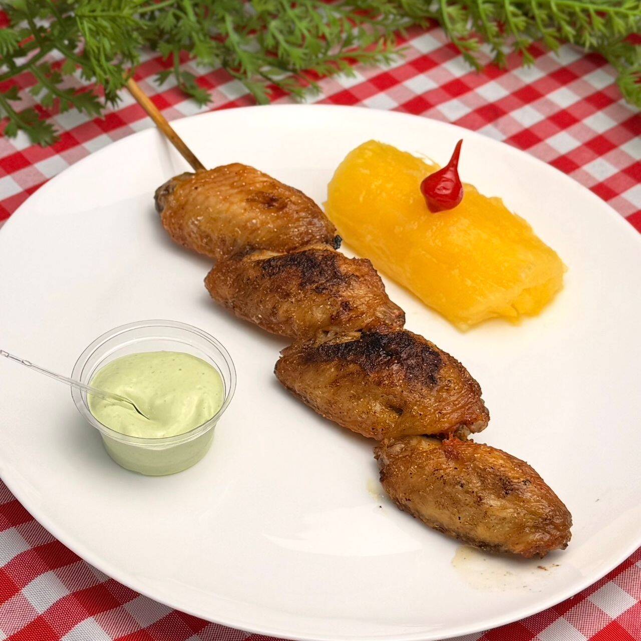 Espetinho de meio da asa de frango, crocante por fora e suculento por dentro, grelhado na brasa.