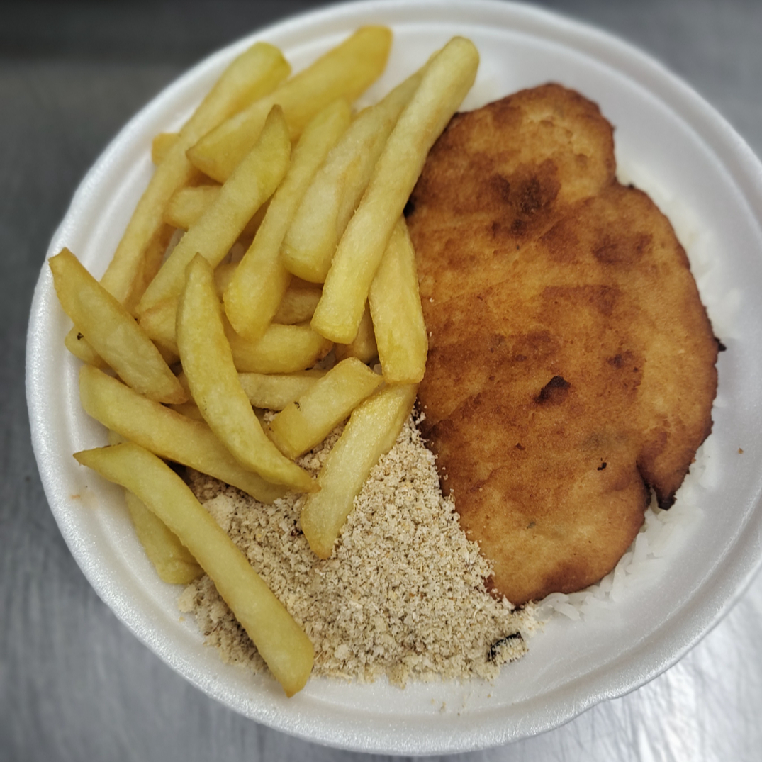 ARROZ, FEIJÃO, FRANGO EMPANADO, FRITAS E FAROFA