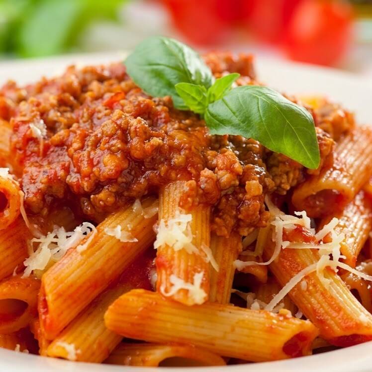 Macarrão penne que acompanha molho á bolonhesa.