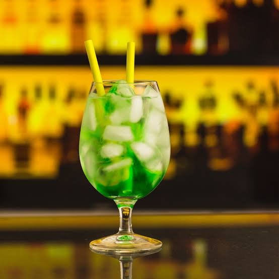 Dose de Gin maça verde, gelo e energético. Fruta opcional