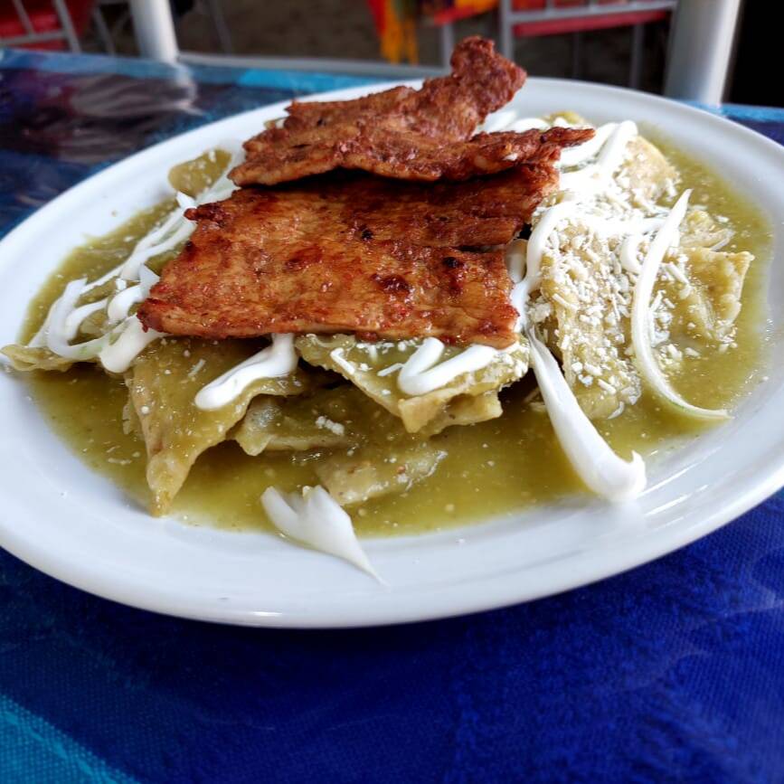 Chilaquiles de Mole con Pollo