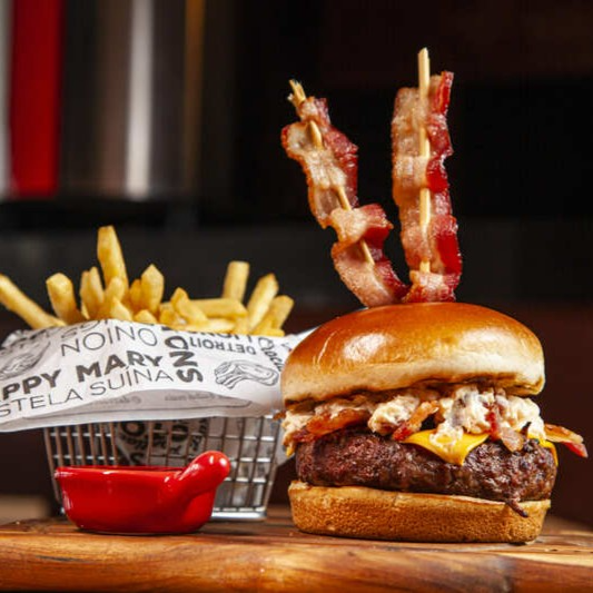 Para os verdadeiros fãs de bacon! O Ram Bacon Burger é uma combinação irresistível de um hambúrguer Angus suculento, queijo cheddar, bacon crocante e uma maionese de bacon caseira, tudo isso em um pão brioche que derrete na boca. Acompanhado de um item à sua escolha e um molho delicioso, é o lanche dos sonhos!