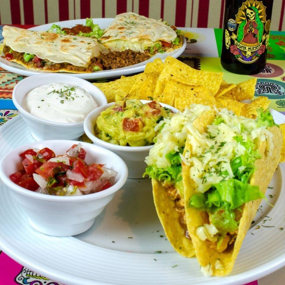 2 tacos de frango, quesadilla norteñita e mini porção de nachos. Acompanha guacamole, pico de gallo e sour cream.