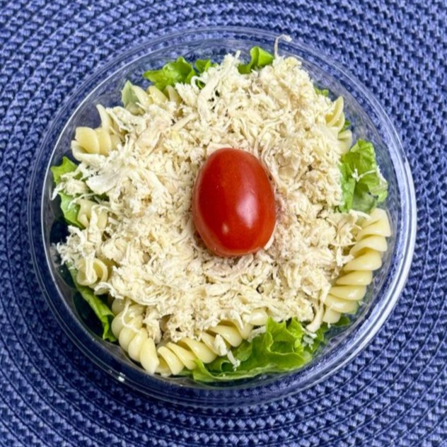 Uma combinação deliciosa de mix de folhas frescas, frango desfiado, macarrão cozido e tomate cereja. Uma salada leve, nutritiva e completa — perfeita para qualquer hora do dia. Peça agora e descubra o sabor que é sucesso na Kombinando!