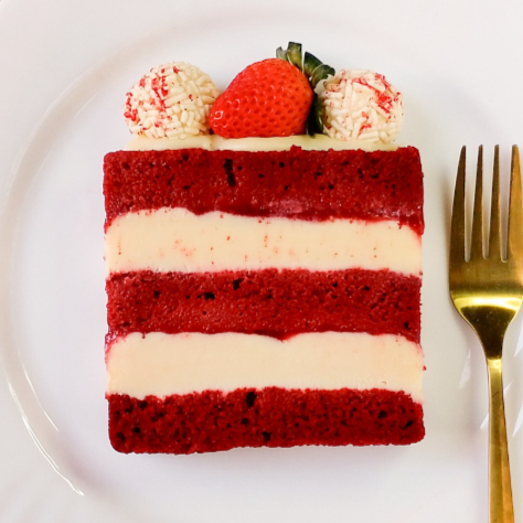 Uma combinação irresistível! Camadas de bolo amanteigado red velvet, molhadinho e vibrante, com toque de acidez da nossa geleia artesanal de morangos, intercaladas com camadas do cremoso e aveludado brigadeiro de cream cheese. Essa torta fatia é uma verdadeira sinfonia de sabores! ___Tags___ o melhor de Salvador, Ib Confeitaria, doce gostoso , excelente , qualidade , elogiado , cinco estrelas , entrega rápida , entrega grátis , promoção exclusiva , cupom , desconto , torta , tortinha de limão , bolo , sequilho , pastel doce , bolo no pote , fatia de torta , slice cake , brigadeiro , trufa , copo da felicidade , brownie , cookie , pudim , biscoito , mousse , Nutella , cone trufado , sorvete , coxinha de morango , morango do amor , macarons , pipoca doce , pipoca nobre , sobremesa , Ninho , chocolate , chocolate branco , meio amargo , ao leite , café , leite , pistache , nozes , amendoim , coco , goiabada , doce de leite , Ovomaltine , pão de mel, red velvet , ameixa , olho de sogra