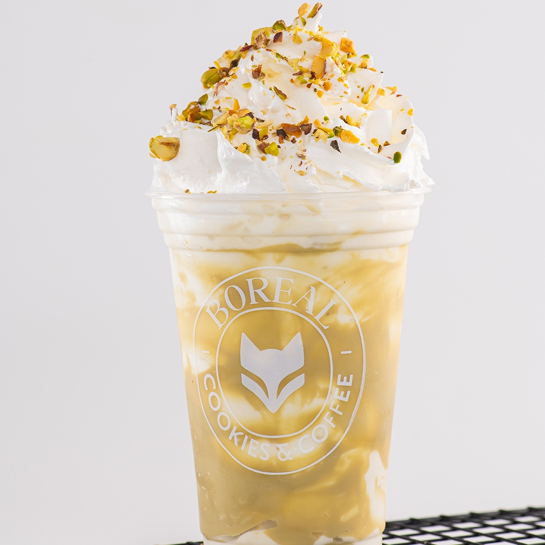 Sorvete de baunilha, com ganache de pistache, finalizado com chantilly e pistache triturado.