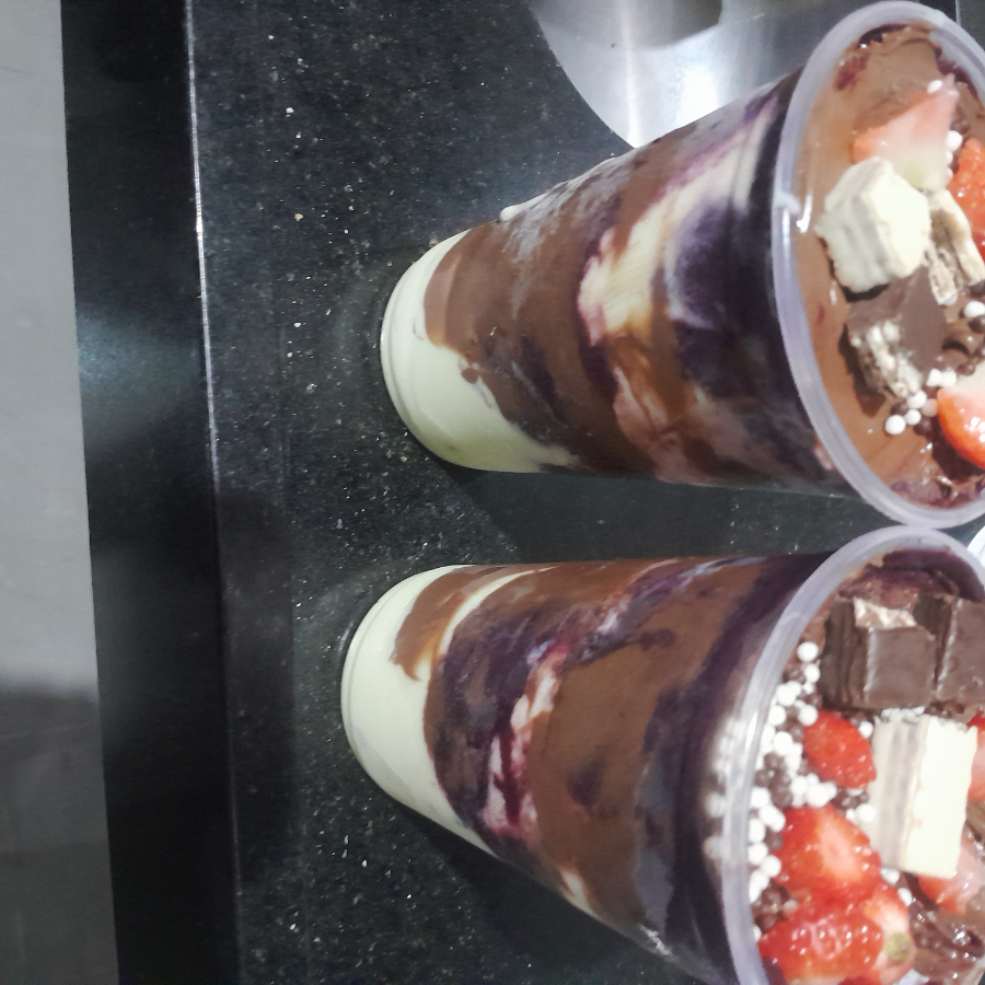 Açaí cremoso + creme ninho cremoso + nutela + chocolate , açai cremoso montado em camadas para chagar na sua casa geladinho e cremoso experimente!