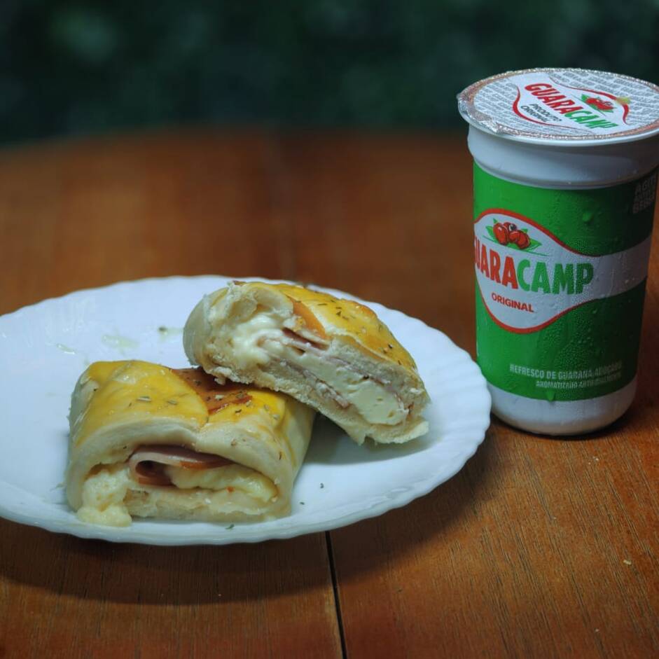 Joelho de Peito de Peru + Guaraná Natural
Massa macia e douradinha, recheada com queijo Minas, peito de peru e muçarela derretida, acompanhada de um Guaraná Natural geladinho. Uma combinação leve, saborosa e perfeita para qualquer hora!