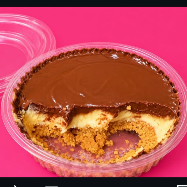 Uma deliciosa tortinha com aquela farofinha incrível de biscoito com uma creme gourmet de ninho finalizado com muita Nutella.