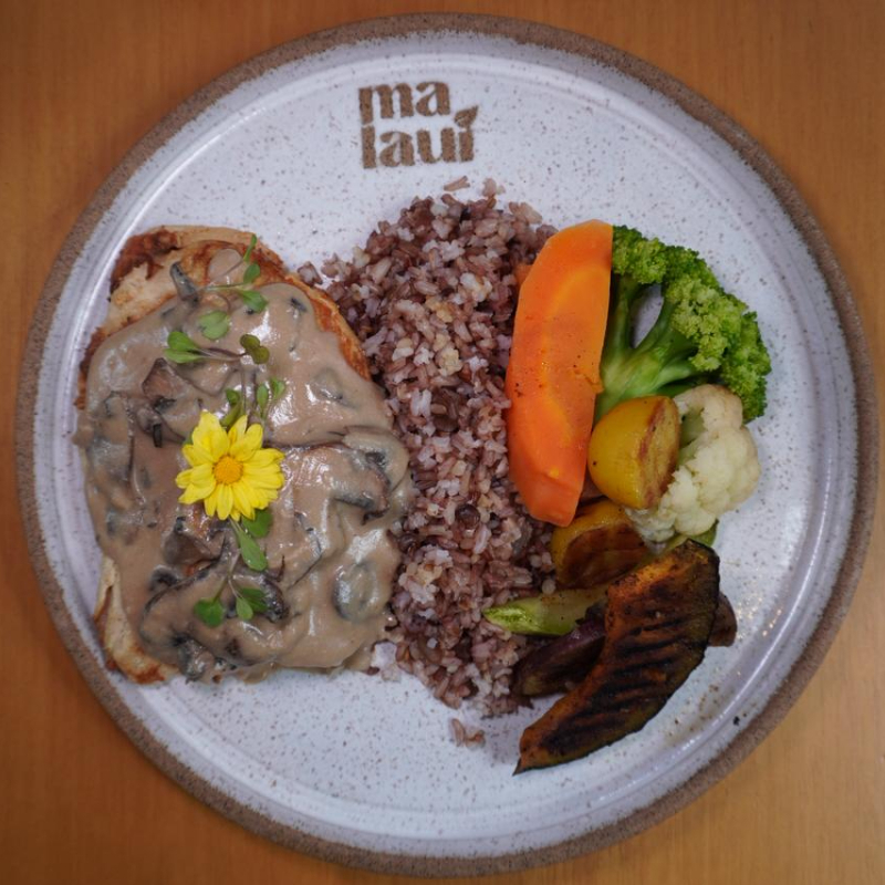 Frango marinado e grelhado (120g), legumes, mix de grãos e molho de cogumelos com leite de castanhas. Acompanha mini salada temperada com nosso vinagrete de manjericão (entrada). *Sem Lactose / Sem Glúten.