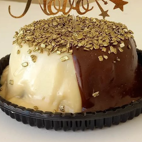 Bolo com massa de chocolate ou baunilha com brigadeiro de chocolate 50% e brigadeiro de ninho finalizado com brigadeiro tradicional e granulado dourado..