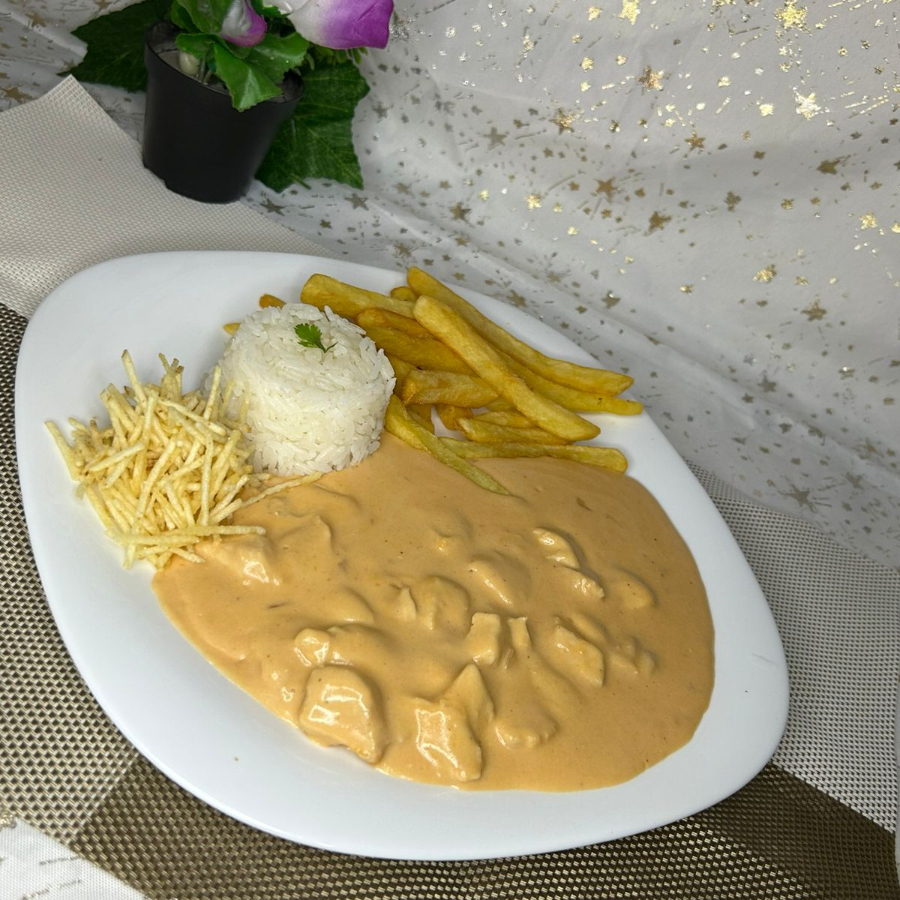 frango, molho, batata e arroz.