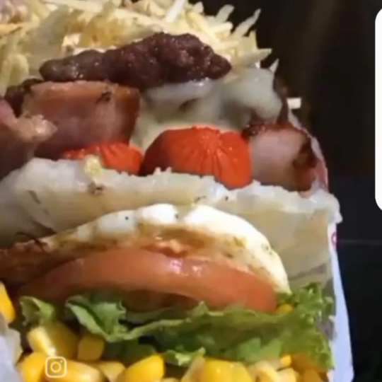 Pão Macio, Hambúrguer Suculento, Queijo Derretido, Bacon Crocante, Ovo Grelhado, Alface Crocante, Tomate Fresco, Milho Doce e Batata Palha Para Um Sabor Irresistível! 🍔🥓🔥