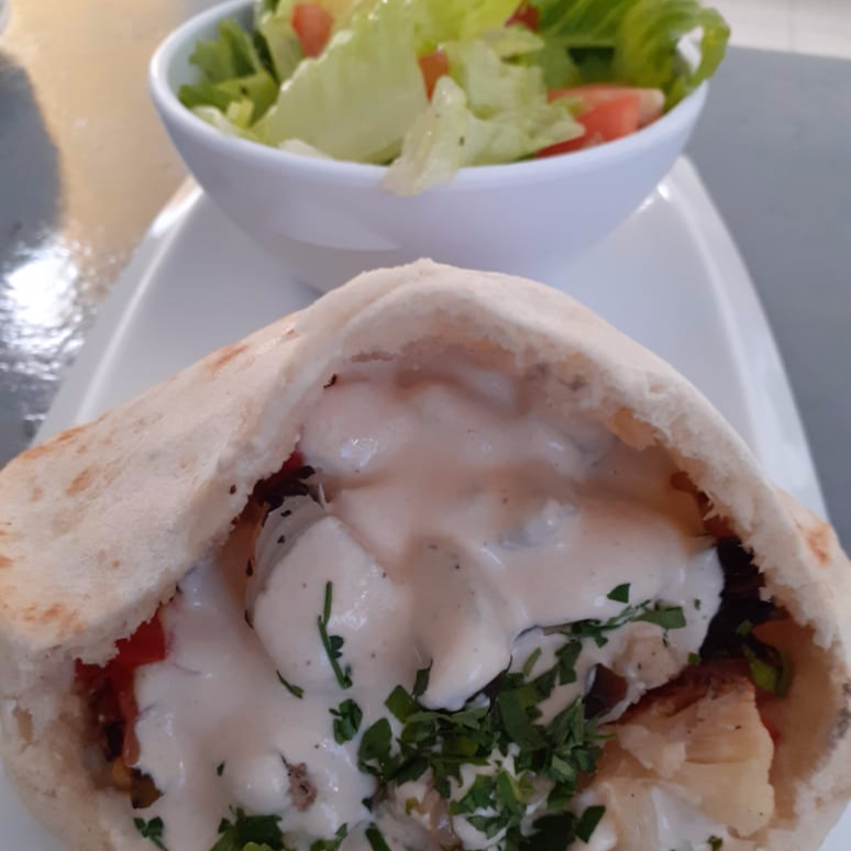 Pita Sabih con Ensalada de La Casa