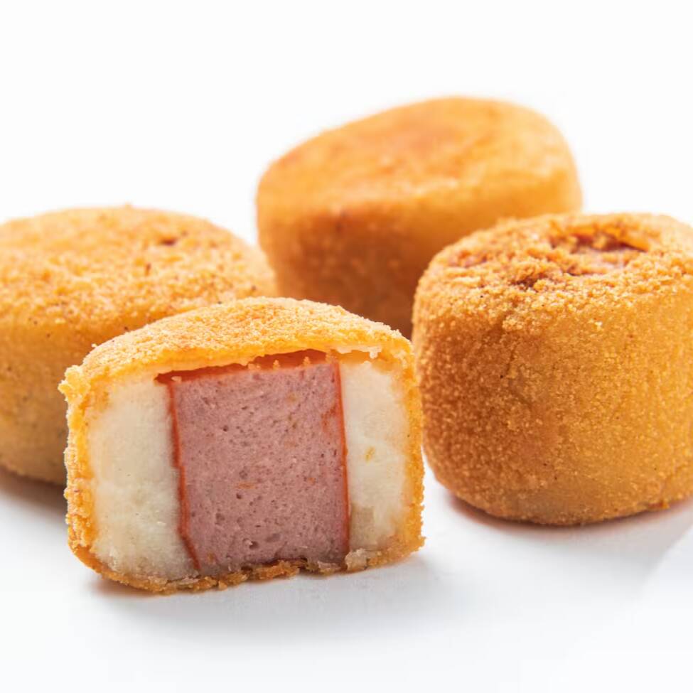 Massa de salgadinho recheada com salsicha. Já está pronto, só aquecer. Contém glúten e lactose. Pacote com 20 unidades. Imagem meramente ilustrativas.