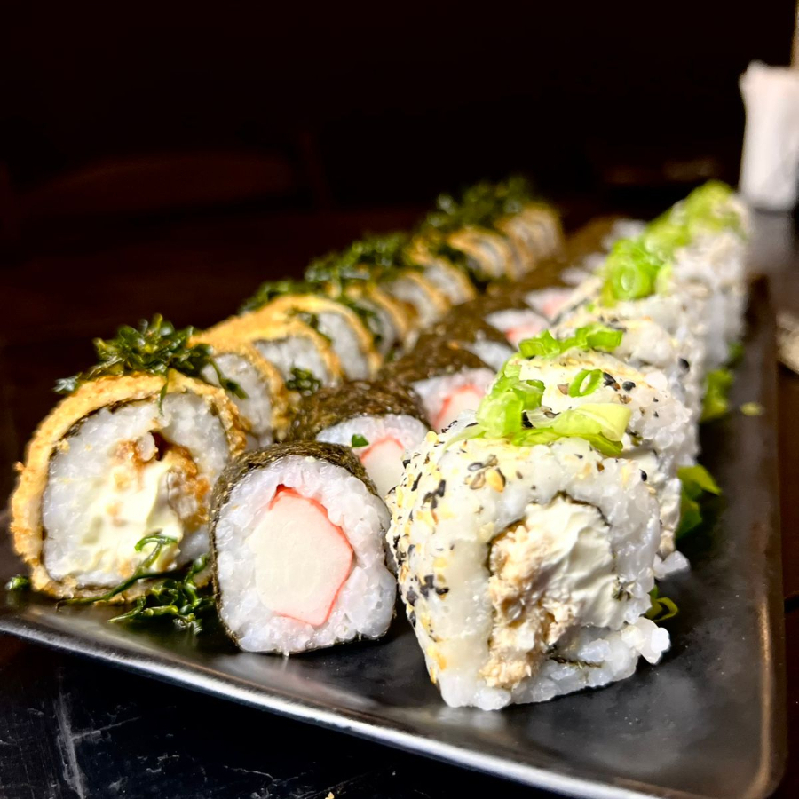12 Carioca Skin, 10 Uramaki pasta salmao. Acompanha 1 teriaki e 2 shoyu