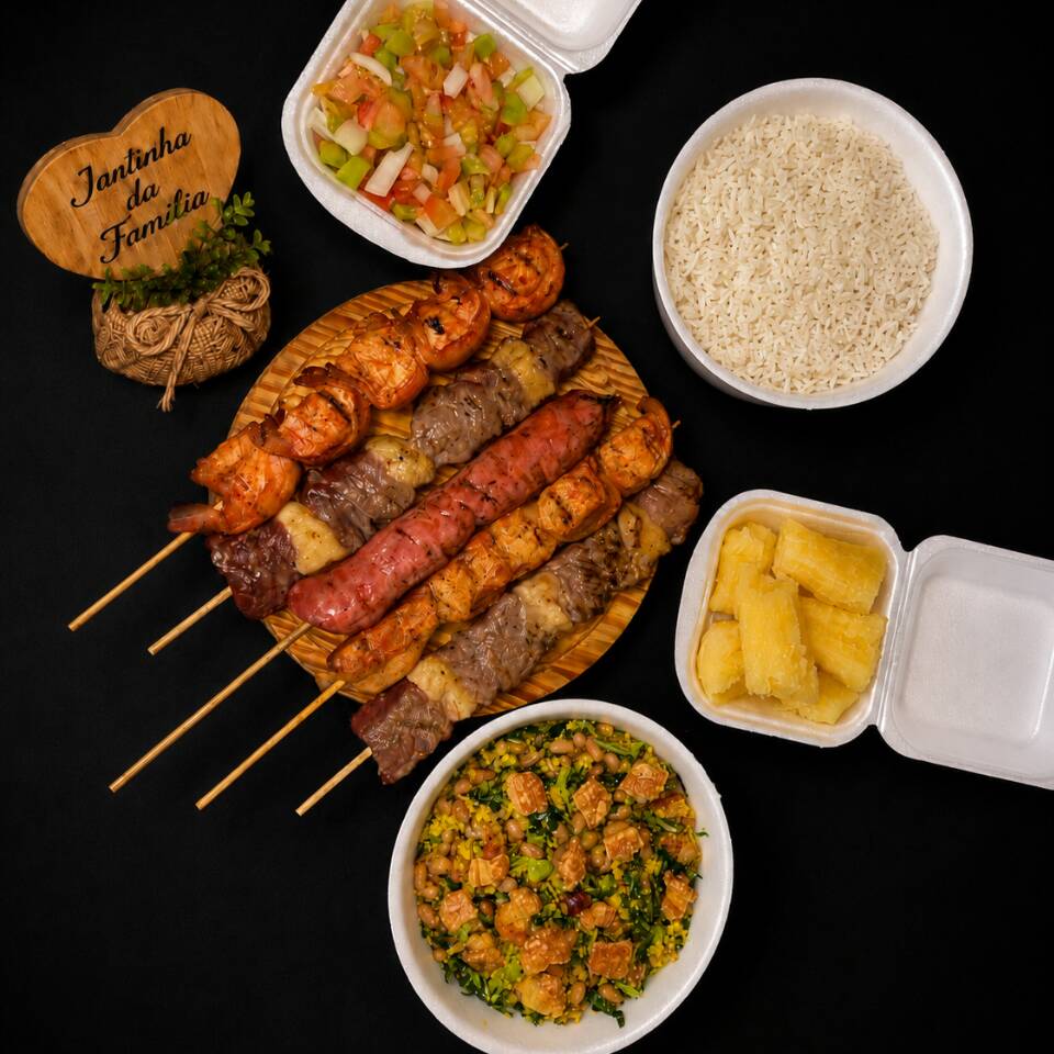 Combo completo, divertido e bem servido para alimentar a família toda! Acompanha 1 marmitex de arroz soltinho, 1 marmitex de feijão tropeiro bem temperado, 1 mandioca mini, 1 vinagrete mini fresquinho e 5 espetinhos saborosos: 2 contra-filé, 2 frango com bacon e 1 linguiça. Serve até 5 pessoas Acompanha 5 espetinhos: 2 contra-filé, 2 frango com bacon e 1 linguiça Ideal para dividir, matar a fome e aproveitar uma jantinha completa com muito sabor.