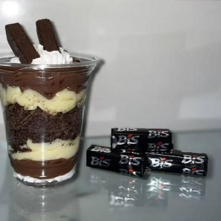 Recheio de brawnie com brigadeiro gourmet e um delicioso brigadeiro branco, com a finalização de um Bis crocante