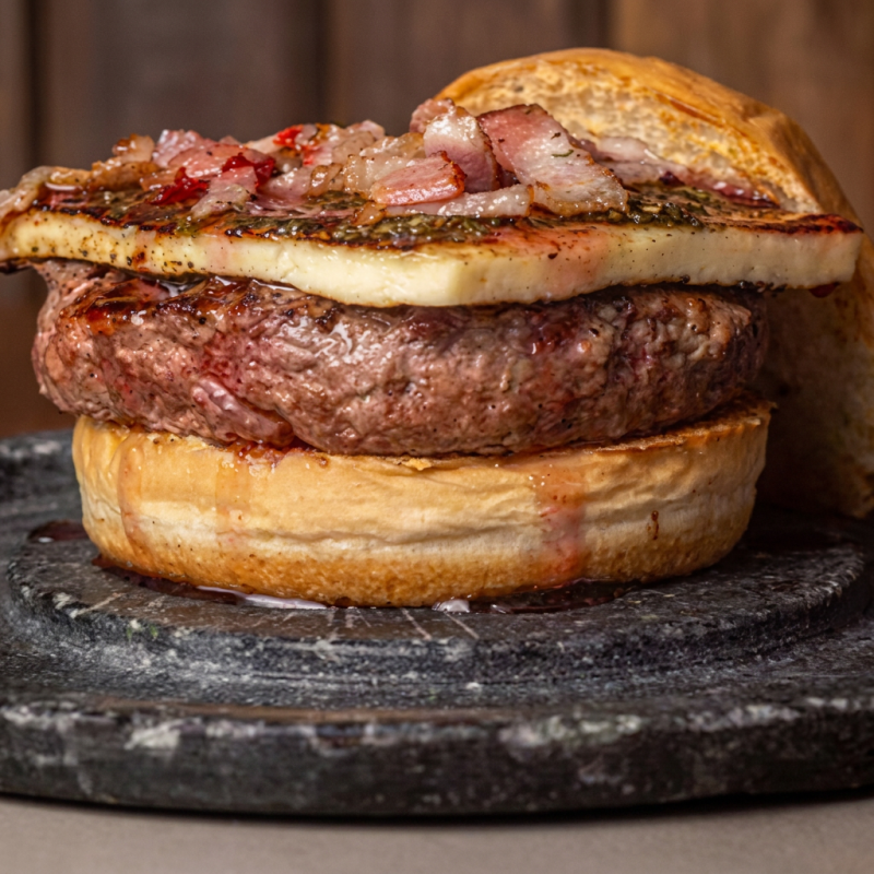 Hamburguer artesanal,queijo coalho,molho,tomate,alfaçe,cebola,milho,batata palha