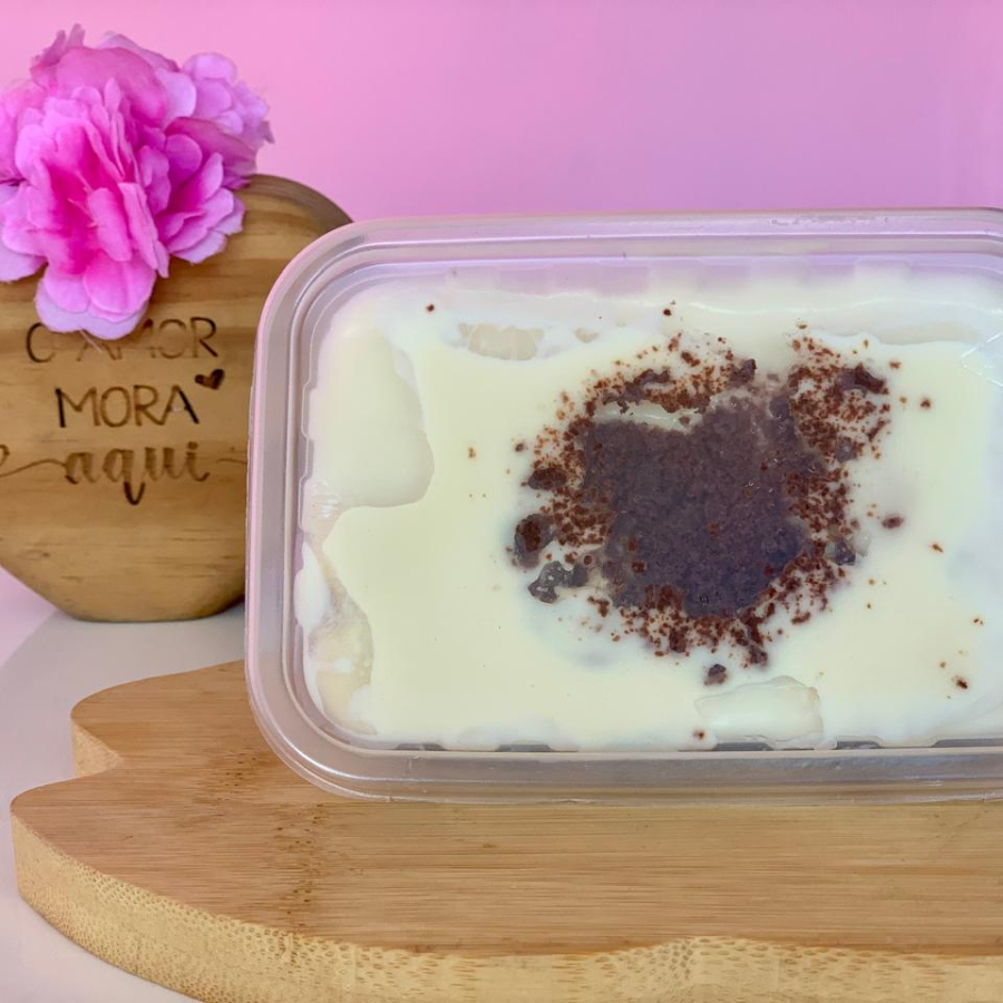 A combinação perfeita para quem ama os dois sabores! Nosso Pavê Dois Amores é feito com uma camada cremosa de chocolate branco e outra irresistível de chocolate preto, trazendo equilíbrio na medida certa entre o doce e o intenso. Tudo isso com uma textura super cremosa e aquele sabor caseiro que conquista na primeira colherada
