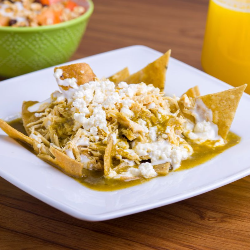 Chilaquiles Verdes con Guiso y Huevos a tu Gusto