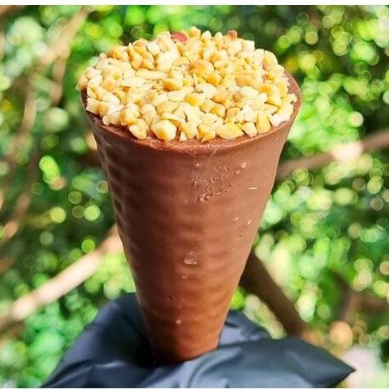 casquinha banhada no chocolate blend, recheado com brigadeiro, nutella e amendoim