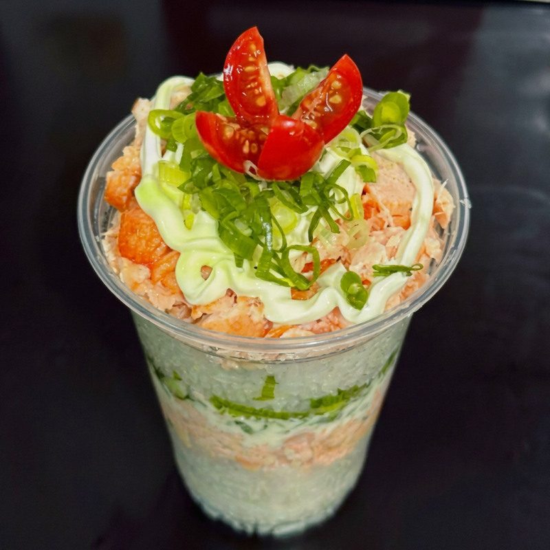 Arroz Japonês Temperado com Shari, salmão grelhado, creme chesse e cebolinha.