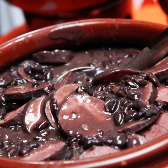 Deliciosa Feijoada completa, acompanha de Arroz Branco Soltinho, Vinagrete, Farofa Caseira Crocante. (Todas as nossas marmitas são bem servidas, feita com temperinho caseiro).