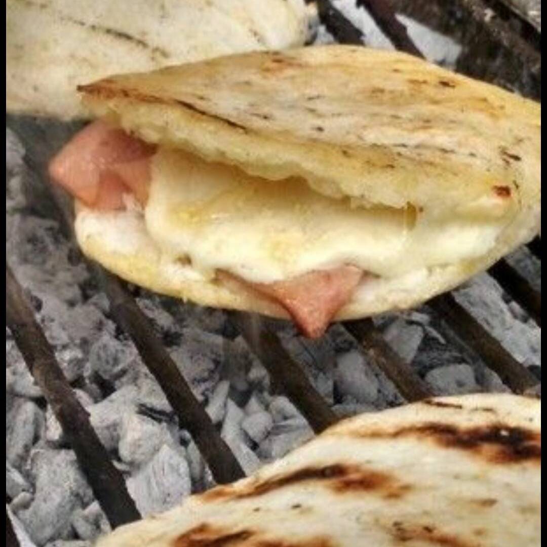 Arepa con Jamón Ahumado y Queso Doble Crema.