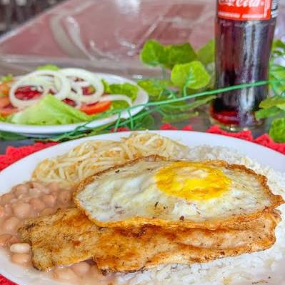 Filé de peito de frango grelhado, Suculento e muito macio , Com ovo frito. Acompanha: Feijão preto ou mulato, Arroz , Farofa , Salada e Batata Frita.