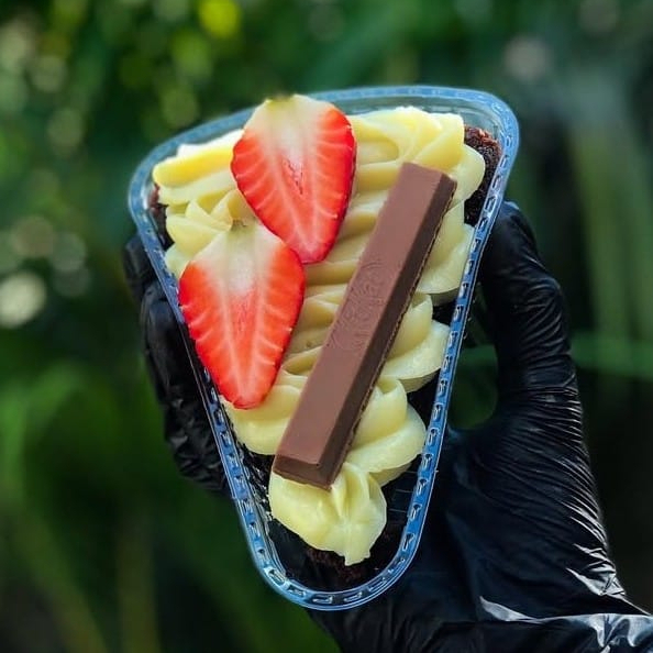 Base de brownie crocante, recheada com brigadeiro branco de Ninho cremoso, acompanhando kit kat e morango fresco... Serve uma pessoa peso de aprox:200g