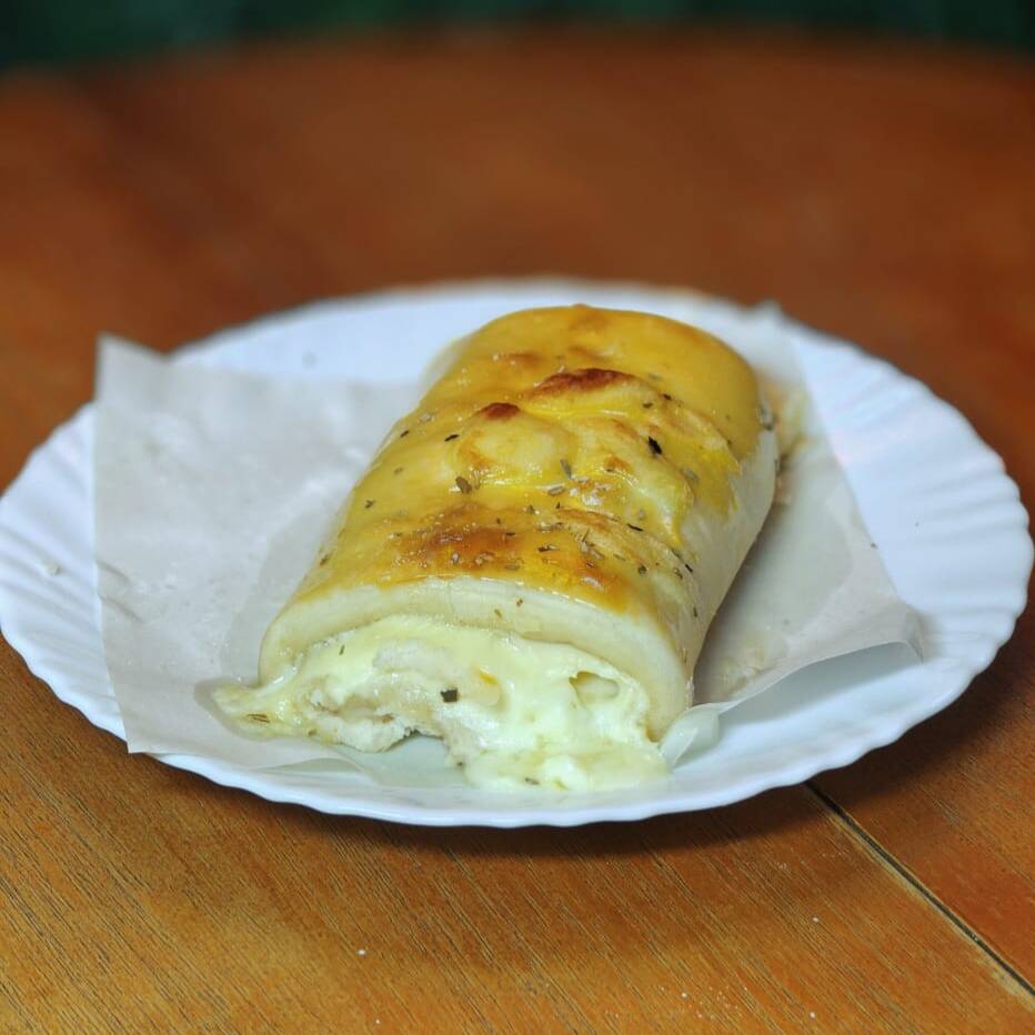 Joelho leve e amanteigado, recheado com queijo minas derretido. Sabor suave, massa macia e perfeito para qualquer momento do dia.