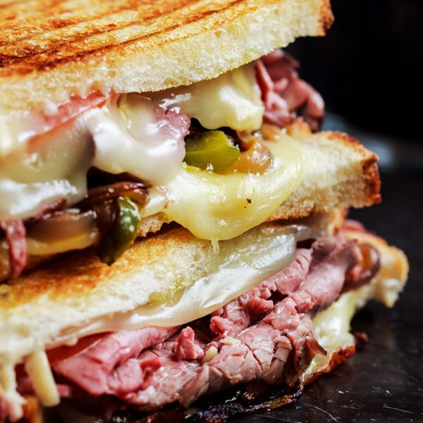 Panini Roast Beef y Papitas