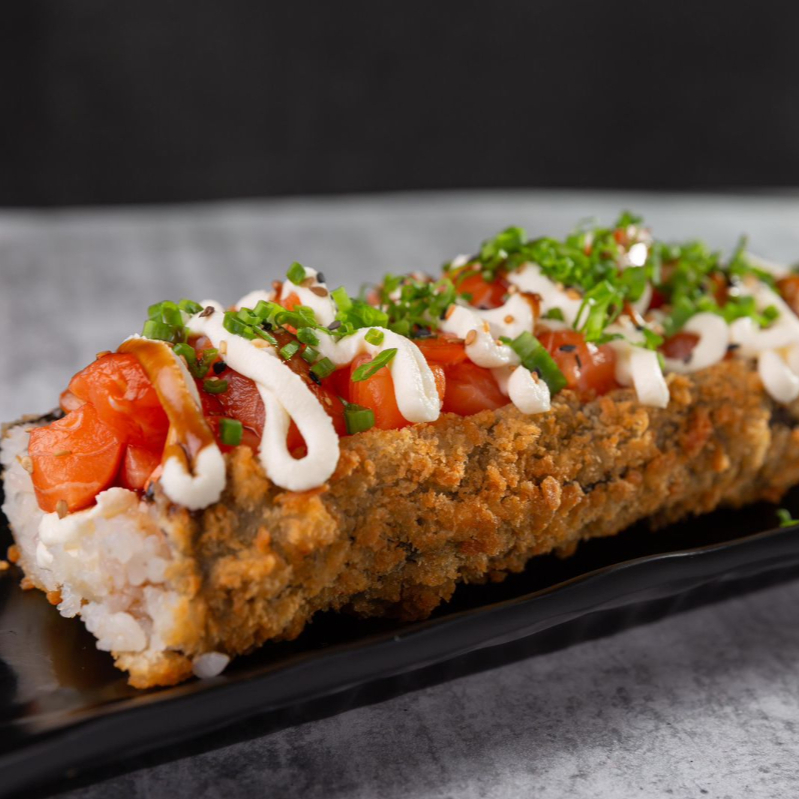 Makimono de Arroz Recheado com Salmão Cream Cheese, Molho Teryaki e Cebolinha. Uma mistura de sabores de dar água na boca!!! *Atenção: Não enviamos (Shoyu,Teriaki, Porta Shoyu e Hashi)* Obs: Não fazemos modificação. _ _ #japonesa #chinesa #shoyo #salmão #camarão #suhi #yakisoba #temaki