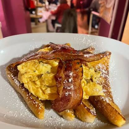French toast con huevo y tocino