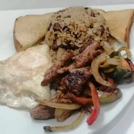 Gallo Pinto, con Huevo, Fajitas de Lomo