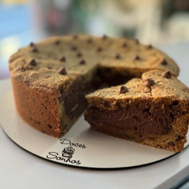 Deliciosa massa de cookie com gotas de chocolate recheada com Nutella pura.