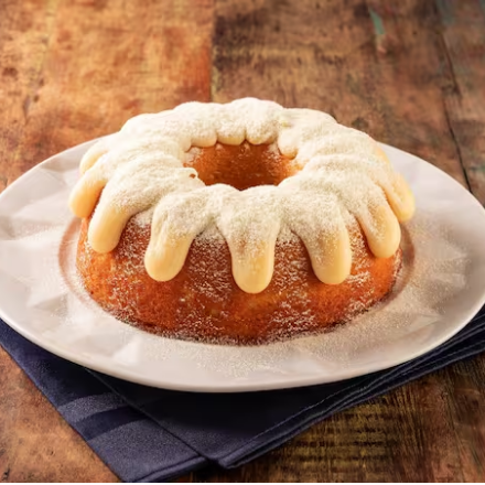 Massa de leite Ninho com cobertura de brigadeiro de leite Ninho e leite Ninho polvilhado 19 cm de diâmetro