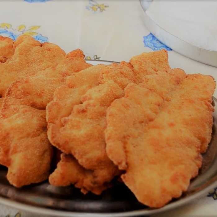 Acompanha Arroz, Feijão, Macarrão, Salada e Farofa.