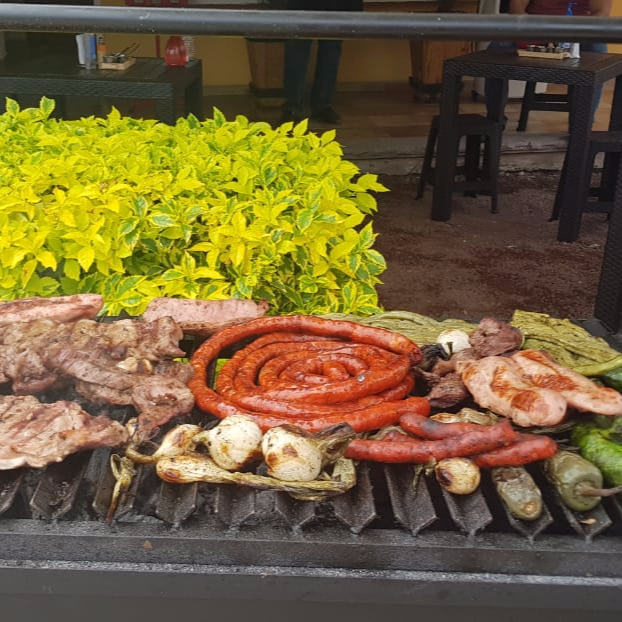 Gratis 04 refrescos + Parrillada Mixta Mediana