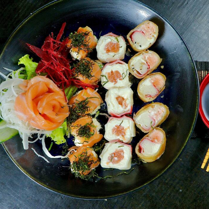 6 Sashimi de Salmão, 4 Kani Queijo Especial, 5 Ebi Dragon Salmão, 5 Hot Roll Especial(Sem Arroz)