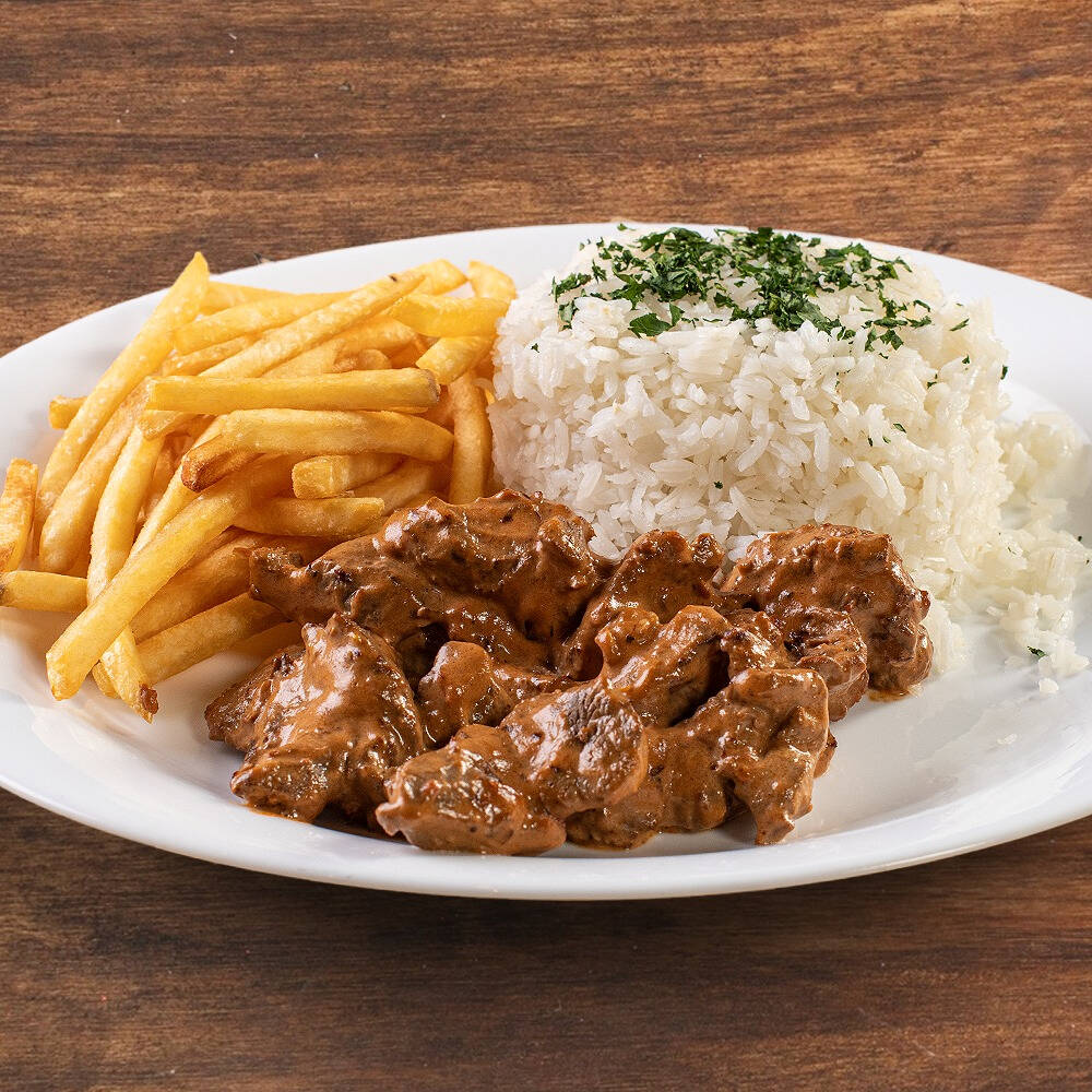 Strogonoff de 160g de Filé Mignon em cubos + Arroz branco soltinho + Fritas palito. Não enviamos talheres de plásticos. Caso queira os outros itens, adicionar nos complementos.