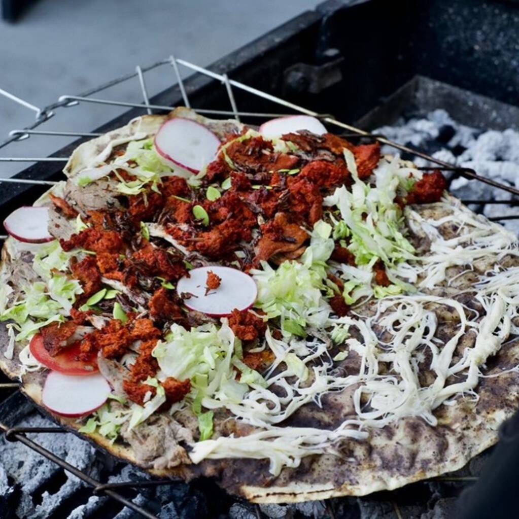 Tlayuda con Chapulines