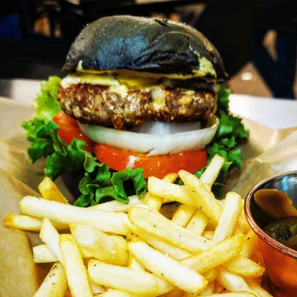 Hamburguesa de Res, Chorizo y Cheddar