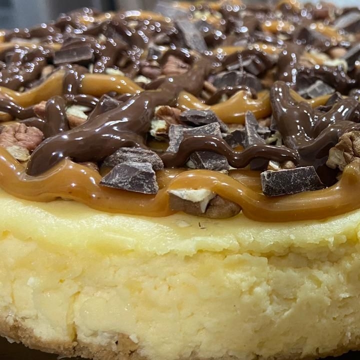 CHEESECAKE CON TROCITOS DE CHOCOLATE (REBANADA)