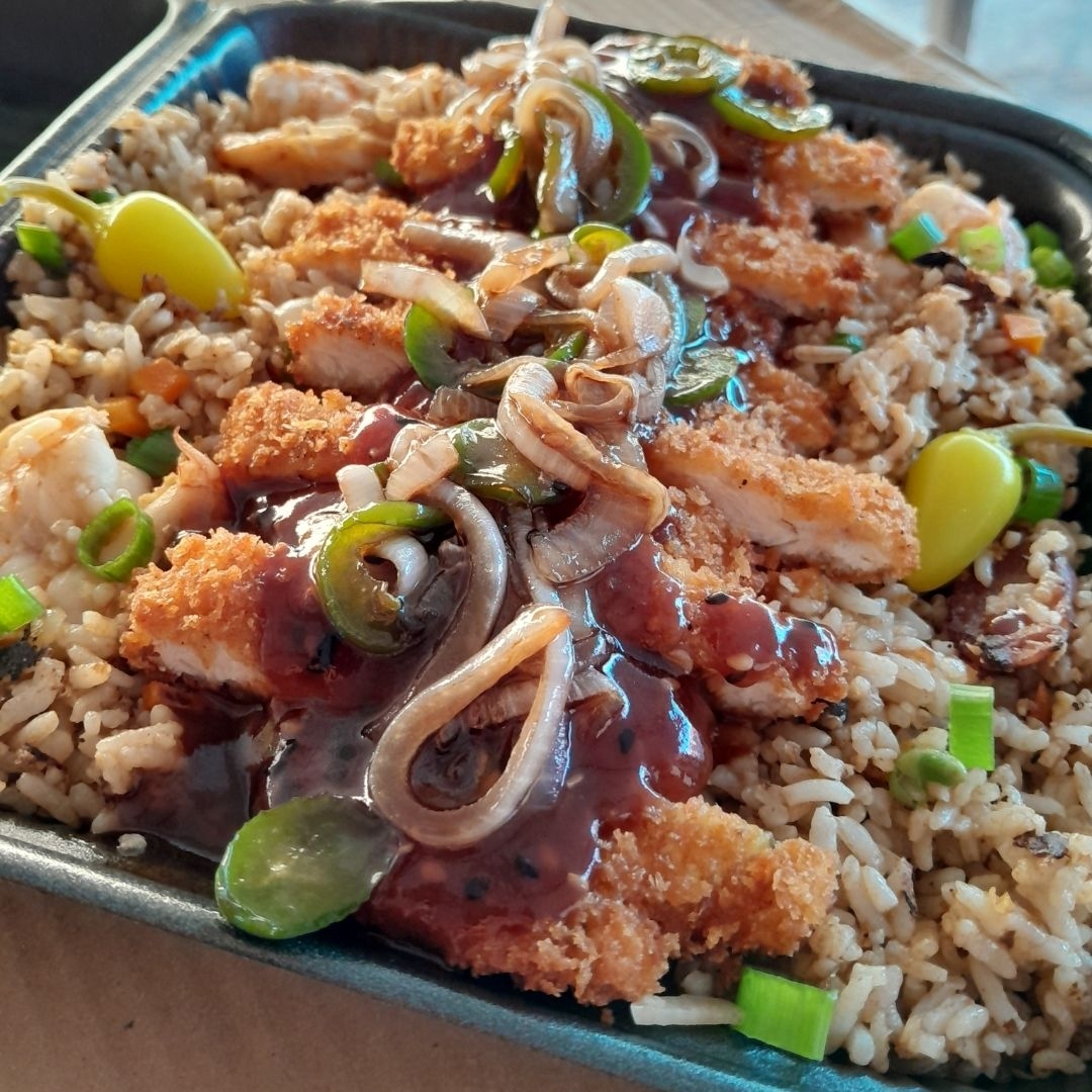 Pollo Torikatzu con Cama de Arroz Cantones
