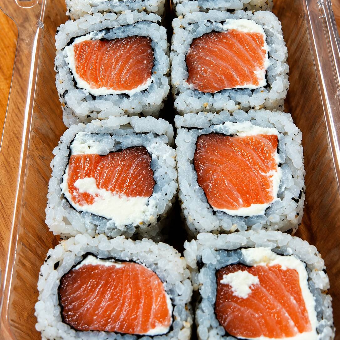 Uramaki Filadélfia com salmão fresco, cream cheese, arroz japonês e alga uma combinação cremosa e saborosa a cada peça.