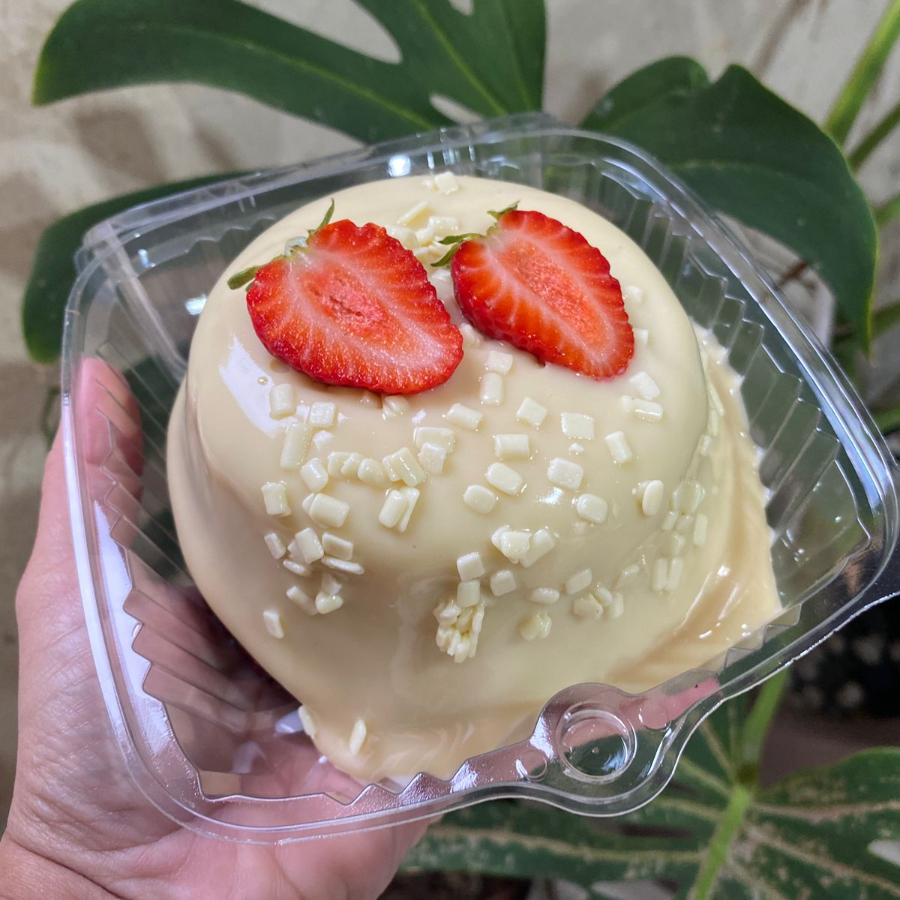 Nossa massa Red Velvet, macia e aveludada, chega quentinha até você. Um bolo caseiro, recheado no centro com nossa geleia de morango artesanal, finalizado com uma generosa cobertura de brigadeiro de Ninho e morangos frescos, proporcionando uma experiência simplesmente incrível a cada mordida. Pesa aproximadamente 400g.